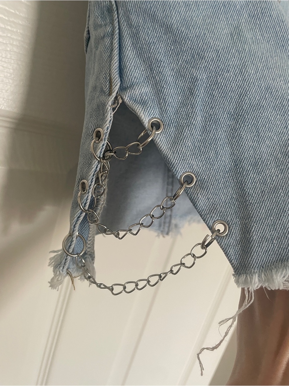 ⛓️💥 PrettyLittleThing Light Blue Denim Mini Skirt with Side Chain Detail ⛓️💥 - Picture 5 of 10